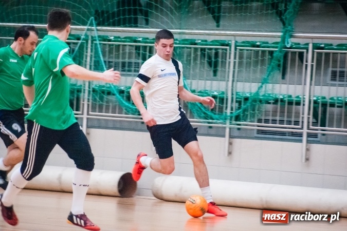 Zdjęcie w galerii na portalu naszraciborz.pl: Drugoligowe potyczki w Halowej Lidze Piłki Nożnej wiadomości z regionu