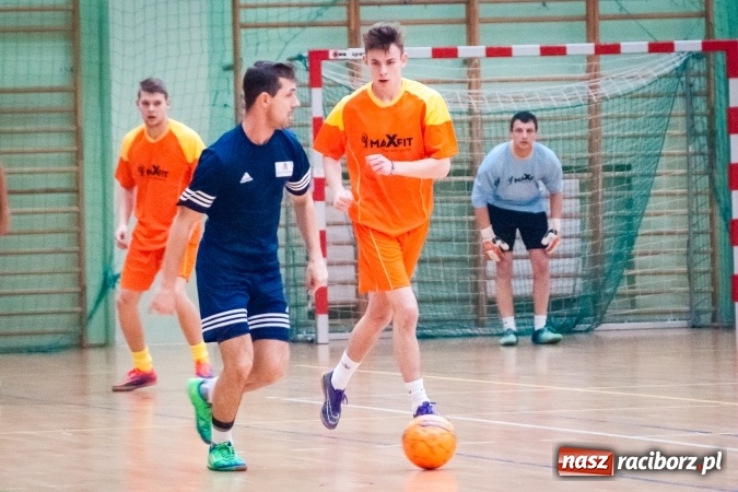 Zdjęcie w galerii na portalu naszraciborz.pl: Drugoligowe potyczki w Halowej Lidze Piłki Nożnej wiadomości z regionu