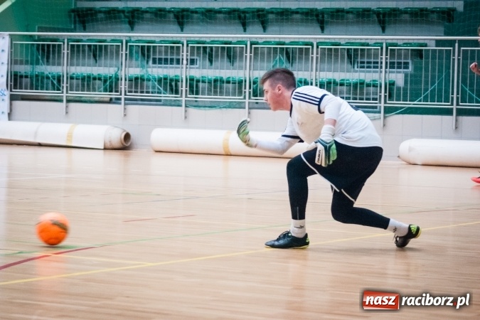 Zdjęcie w galerii na portalu naszraciborz.pl: Drugoligowe potyczki w Halowej Lidze Piłki Nożnej wiadomości z regionu
