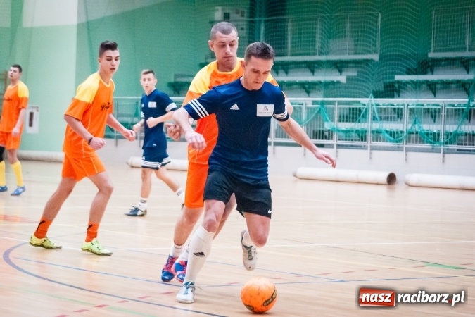 Zdjęcie w galerii na portalu naszraciborz.pl: Drugoligowe potyczki w Halowej Lidze Piłki Nożnej wiadomości z regionu
