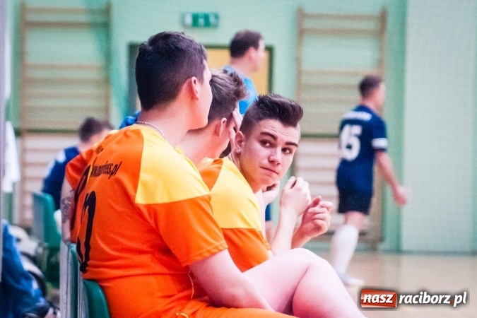 Zdjęcie w galerii na portalu naszraciborz.pl: Drugoligowe potyczki w Halowej Lidze Piłki Nożnej wiadomości z regionu