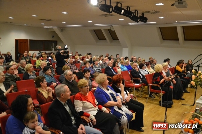 Zdjęcie w galerii na portalu naszraciborz.pl: Grecki raj - program rozrywkowy na Zamku Piastowskim  wiadomości z regionu