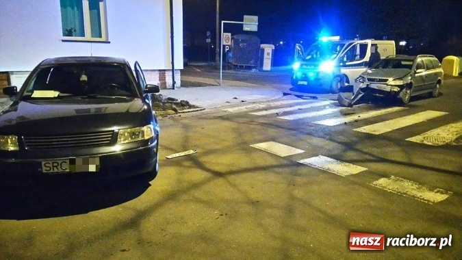 Zdjęcie w galerii na portalu naszraciborz.pl: Zderzenie opla z volkswagenem na skrzyżowaniu Książęcej i Królewskiej  wiadomości z regionu