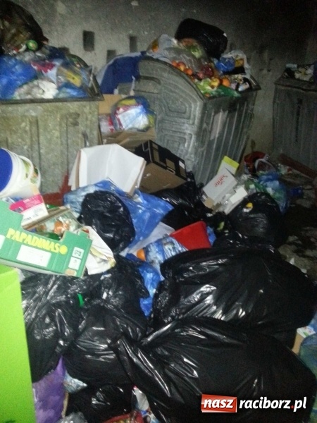 Zdjęcie w galerii na portalu naszraciborz.pl: PK nie dało rady. Racibórz zawalony śmieciami  wiadomości z regionu