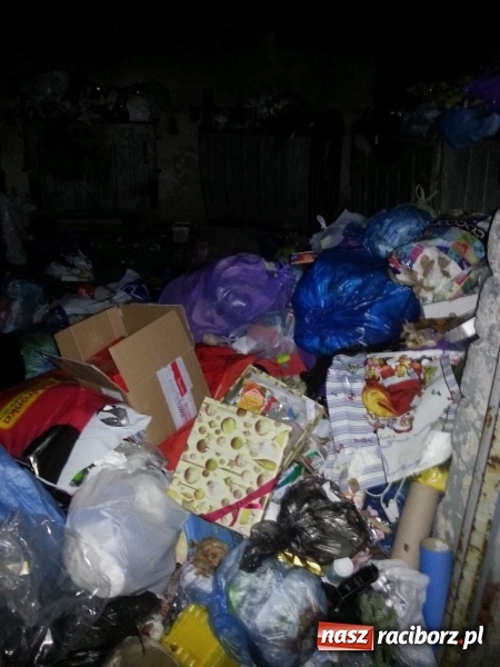 Zdjęcie w galerii na portalu naszraciborz.pl: PK nie dało rady. Racibórz zawalony śmieciami  wiadomości z regionu