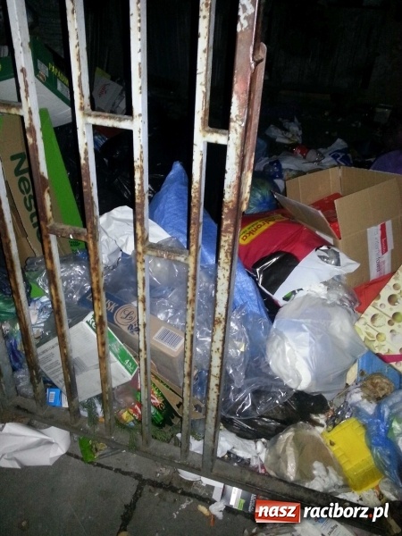 Zdjęcie w galerii na portalu naszraciborz.pl: PK nie dało rady. Racibórz zawalony śmieciami  wiadomości z regionu