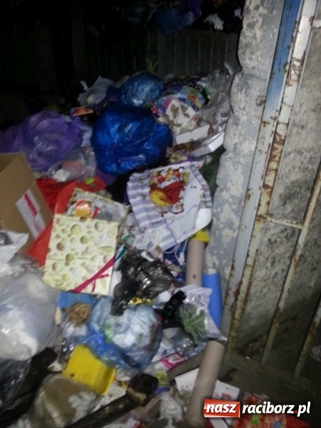 Zdjęcie w galerii na portalu naszraciborz.pl: PK nie dało rady. Racibórz zawalony śmieciami  wiadomości z regionu