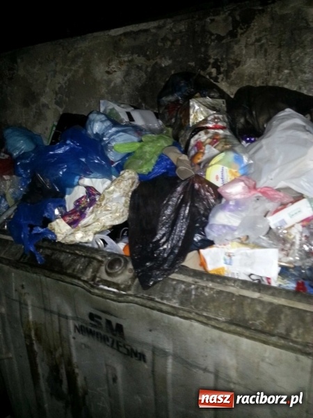 Zdjęcie w galerii na portalu naszraciborz.pl: PK nie dało rady. Racibórz zawalony śmieciami  wiadomości z regionu
