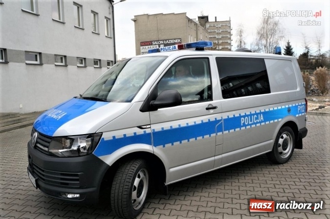 Zdjęcie w galerii na portalu naszraciborz.pl: Raciborscy policjanci otrzymali nowy radiowóz  wiadomości z regionu