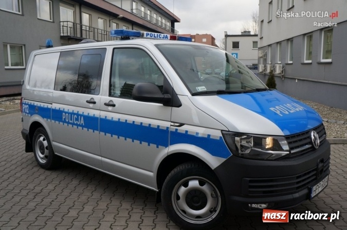 Zdjęcie w galerii na portalu naszraciborz.pl: Raciborscy policjanci otrzymali nowy radiowóz  wiadomości z regionu