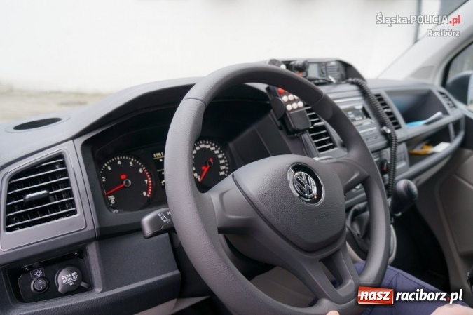 Zdjęcie w galerii na portalu naszraciborz.pl: Raciborscy policjanci otrzymali nowy radiowóz  wiadomości z regionu