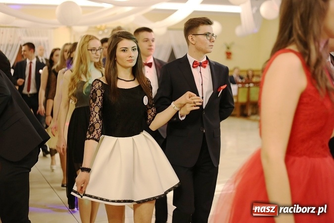 Zdjęcie w galerii na portalu naszraciborz.pl: Tak się bawi raciborski Mechanik! Trzy klasy na balu maturalnym w Pogrzebieniu FOTO i WIDEO wiadomości z regionu