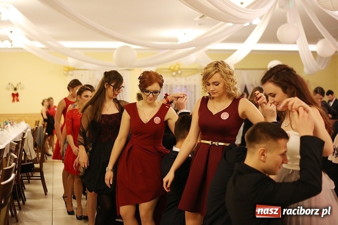 Zdjęcie w galerii na portalu naszraciborz.pl: Tak się bawi raciborski Mechanik! Trzy klasy na balu maturalnym w Pogrzebieniu FOTO i WIDEO wiadomości z regionu