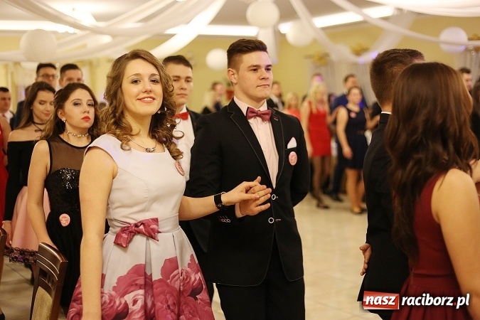Zdjęcie w galerii na portalu naszraciborz.pl: Tak się bawi raciborski Mechanik! Trzy klasy na balu maturalnym w Pogrzebieniu FOTO i WIDEO wiadomości z regionu
