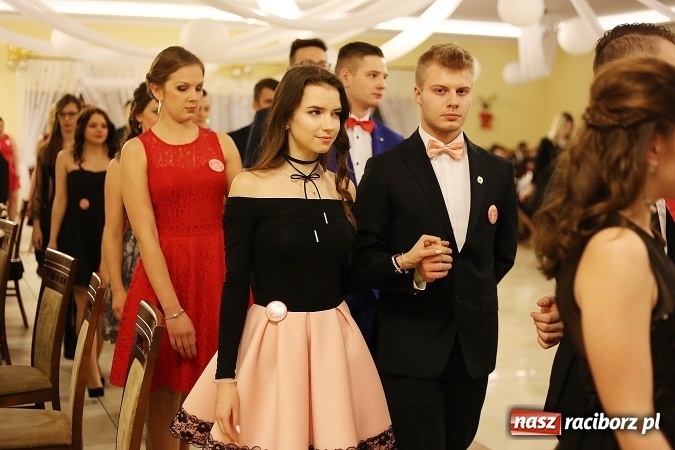 Zdjęcie w galerii na portalu naszraciborz.pl: Tak się bawi raciborski Mechanik! Trzy klasy na balu maturalnym w Pogrzebieniu FOTO i WIDEO wiadomości z regionu