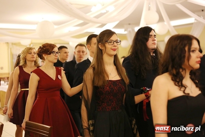 Zdjęcie w galerii na portalu naszraciborz.pl: Tak się bawi raciborski Mechanik! Trzy klasy na balu maturalnym w Pogrzebieniu FOTO i WIDEO wiadomości z regionu
