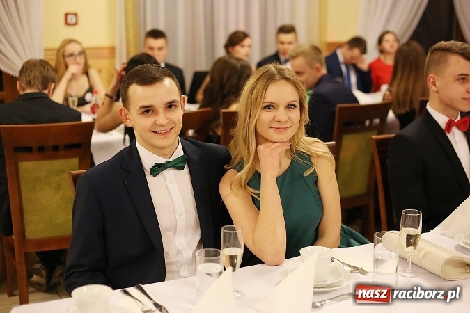 Zdjęcie w galerii na portalu naszraciborz.pl: Tak się bawi raciborski Mechanik! Trzy klasy na balu maturalnym w Pogrzebieniu FOTO i WIDEO wiadomości z regionu