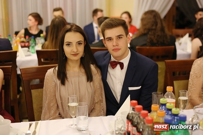 Zdjęcie w galerii na portalu naszraciborz.pl: Tak się bawi raciborski Mechanik! Trzy klasy na balu maturalnym w Pogrzebieniu FOTO i WIDEO wiadomości z regionu