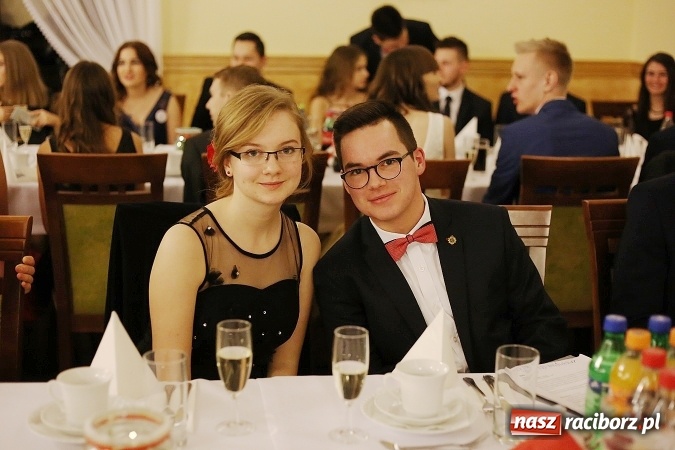Zdjęcie w galerii na portalu naszraciborz.pl: Tak się bawi raciborski Mechanik! Trzy klasy na balu maturalnym w Pogrzebieniu FOTO i WIDEO wiadomości z regionu