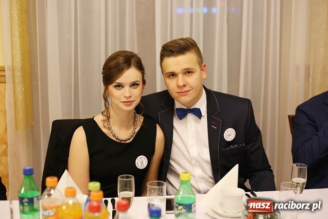 Zdjęcie w galerii na portalu naszraciborz.pl: Tak się bawi raciborski Mechanik! Trzy klasy na balu maturalnym w Pogrzebieniu FOTO i WIDEO wiadomości z regionu