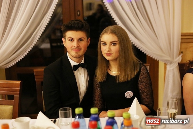 Zdjęcie w galerii na portalu naszraciborz.pl: Tak się bawi raciborski Mechanik! Trzy klasy na balu maturalnym w Pogrzebieniu FOTO i WIDEO wiadomości z regionu