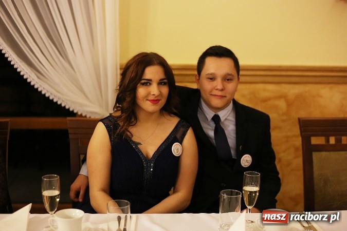 Zdjęcie w galerii na portalu naszraciborz.pl: Tak się bawi raciborski Mechanik! Trzy klasy na balu maturalnym w Pogrzebieniu FOTO i WIDEO wiadomości z regionu