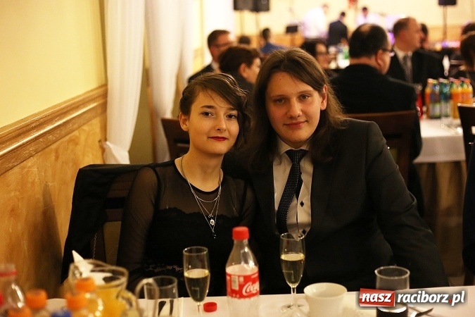 Zdjęcie w galerii na portalu naszraciborz.pl: Tak się bawi raciborski Mechanik! Trzy klasy na balu maturalnym w Pogrzebieniu FOTO i WIDEO wiadomości z regionu
