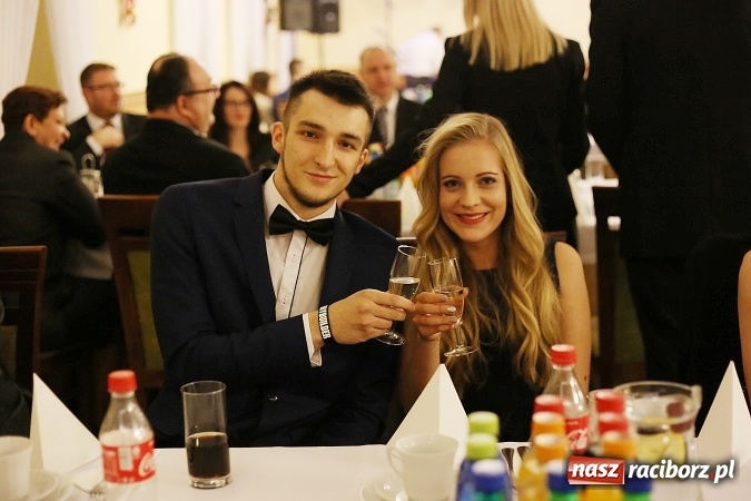 Zdjęcie w galerii na portalu naszraciborz.pl: Tak się bawi raciborski Mechanik! Trzy klasy na balu maturalnym w Pogrzebieniu FOTO i WIDEO wiadomości z regionu