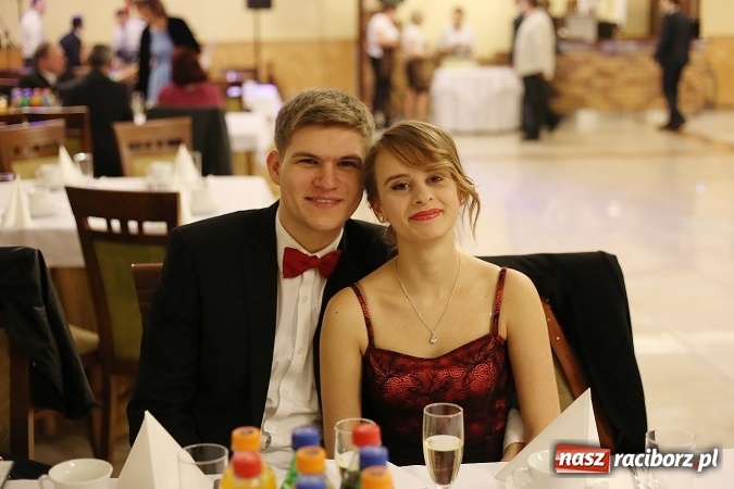 Zdjęcie w galerii na portalu naszraciborz.pl: Tak się bawi raciborski Mechanik! Trzy klasy na balu maturalnym w Pogrzebieniu FOTO i WIDEO wiadomości z regionu