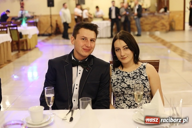 Zdjęcie w galerii na portalu naszraciborz.pl: Tak się bawi raciborski Mechanik! Trzy klasy na balu maturalnym w Pogrzebieniu FOTO i WIDEO wiadomości z regionu