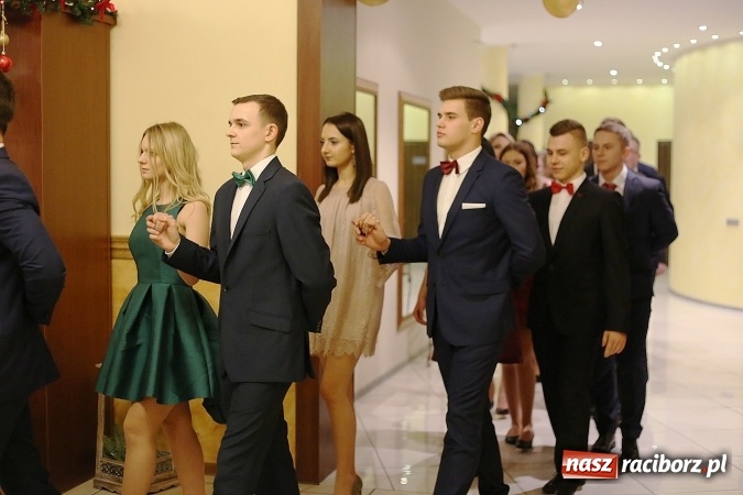 Zdjęcie w galerii na portalu naszraciborz.pl: Tak się bawi raciborski Mechanik! Trzy klasy na balu maturalnym w Pogrzebieniu FOTO i WIDEO wiadomości z regionu