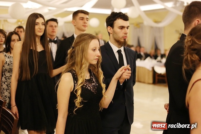 Zdjęcie w galerii na portalu naszraciborz.pl: Tak się bawi raciborski Mechanik! Trzy klasy na balu maturalnym w Pogrzebieniu FOTO i WIDEO wiadomości z regionu