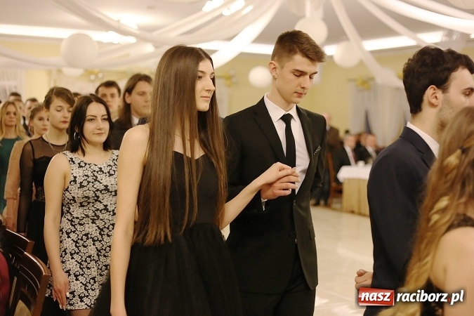 Zdjęcie w galerii na portalu naszraciborz.pl: Tak się bawi raciborski Mechanik! Trzy klasy na balu maturalnym w Pogrzebieniu FOTO i WIDEO wiadomości z regionu