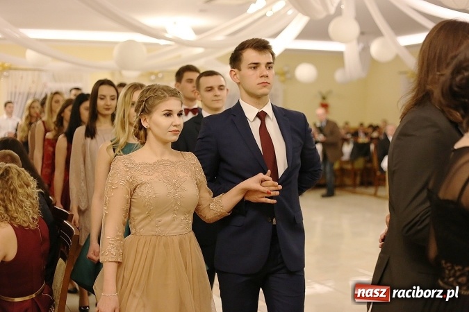 Zdjęcie w galerii na portalu naszraciborz.pl: Tak się bawi raciborski Mechanik! Trzy klasy na balu maturalnym w Pogrzebieniu FOTO i WIDEO wiadomości z regionu