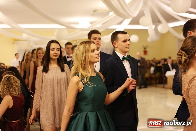 Zdjęcie w galerii na portalu naszraciborz.pl: Tak się bawi raciborski Mechanik! Trzy klasy na balu maturalnym w Pogrzebieniu FOTO i WIDEO wiadomości z regionu