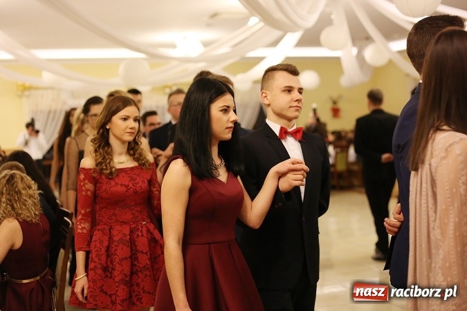 Zdjęcie w galerii na portalu naszraciborz.pl: Tak się bawi raciborski Mechanik! Trzy klasy na balu maturalnym w Pogrzebieniu FOTO i WIDEO wiadomości z regionu