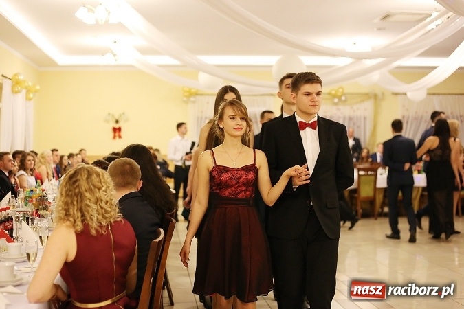 Zdjęcie w galerii na portalu naszraciborz.pl: Tak się bawi raciborski Mechanik! Trzy klasy na balu maturalnym w Pogrzebieniu FOTO i WIDEO wiadomości z regionu
