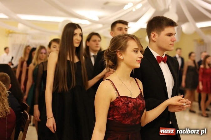 Zdjęcie w galerii na portalu naszraciborz.pl: Tak się bawi raciborski Mechanik! Trzy klasy na balu maturalnym w Pogrzebieniu FOTO i WIDEO wiadomości z regionu