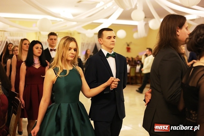 Zdjęcie w galerii na portalu naszraciborz.pl: Tak się bawi raciborski Mechanik! Trzy klasy na balu maturalnym w Pogrzebieniu FOTO i WIDEO wiadomości z regionu