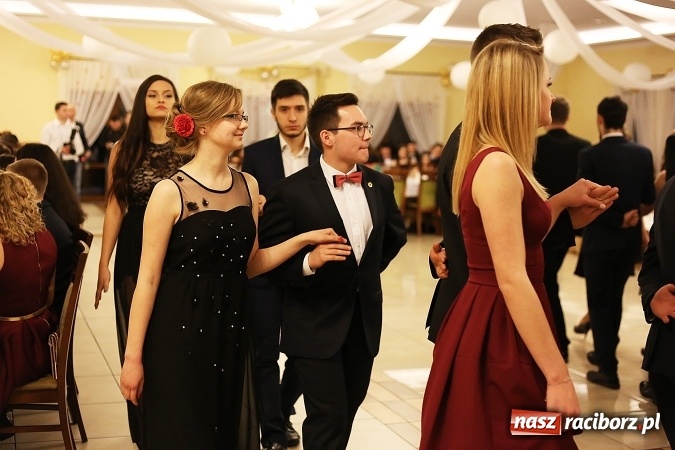 Zdjęcie w galerii na portalu naszraciborz.pl: Tak się bawi raciborski Mechanik! Trzy klasy na balu maturalnym w Pogrzebieniu FOTO i WIDEO wiadomości z regionu