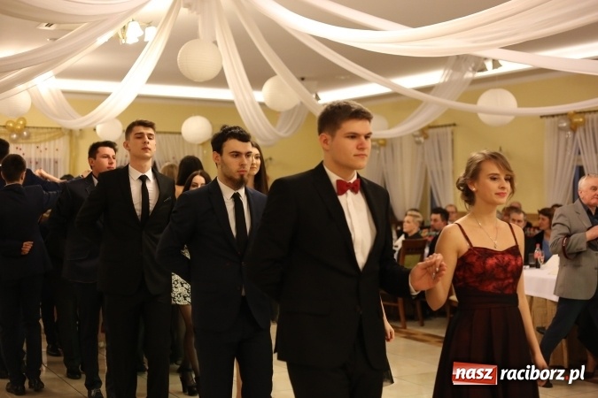 Zdjęcie w galerii na portalu naszraciborz.pl: Tak się bawi raciborski Mechanik! Trzy klasy na balu maturalnym w Pogrzebieniu FOTO i WIDEO wiadomości z regionu