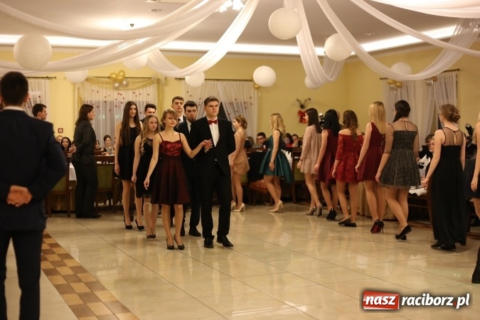 Zdjęcie w galerii na portalu naszraciborz.pl: Tak się bawi raciborski Mechanik! Trzy klasy na balu maturalnym w Pogrzebieniu FOTO i WIDEO wiadomości z regionu