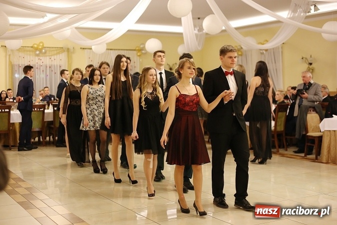 Zdjęcie w galerii na portalu naszraciborz.pl: Tak się bawi raciborski Mechanik! Trzy klasy na balu maturalnym w Pogrzebieniu FOTO i WIDEO wiadomości z regionu