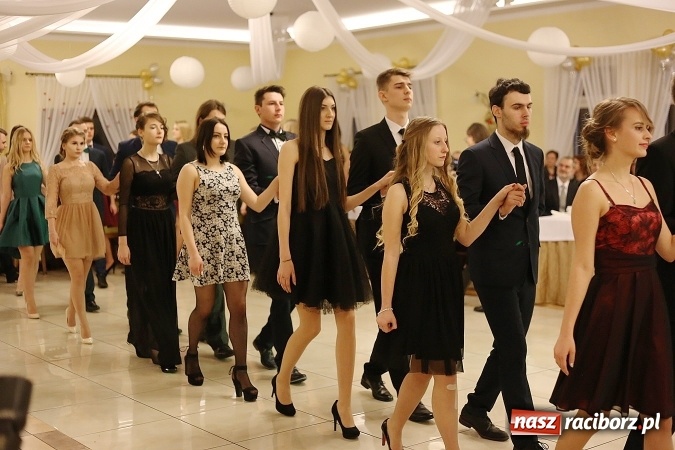 Zdjęcie w galerii na portalu naszraciborz.pl: Tak się bawi raciborski Mechanik! Trzy klasy na balu maturalnym w Pogrzebieniu FOTO i WIDEO wiadomości z regionu