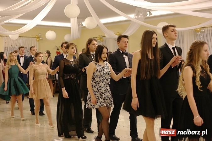 Zdjęcie w galerii na portalu naszraciborz.pl: Tak się bawi raciborski Mechanik! Trzy klasy na balu maturalnym w Pogrzebieniu FOTO i WIDEO wiadomości z regionu