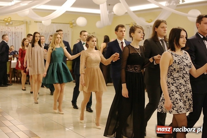 Zdjęcie w galerii na portalu naszraciborz.pl: Tak się bawi raciborski Mechanik! Trzy klasy na balu maturalnym w Pogrzebieniu FOTO i WIDEO wiadomości z regionu