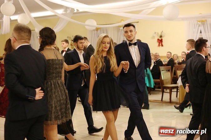 Zdjęcie w galerii na portalu naszraciborz.pl: Tak się bawi raciborski Mechanik! Trzy klasy na balu maturalnym w Pogrzebieniu FOTO i WIDEO wiadomości z regionu
