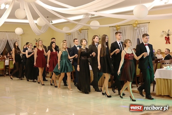 Zdjęcie w galerii na portalu naszraciborz.pl: Tak się bawi raciborski Mechanik! Trzy klasy na balu maturalnym w Pogrzebieniu FOTO i WIDEO wiadomości z regionu