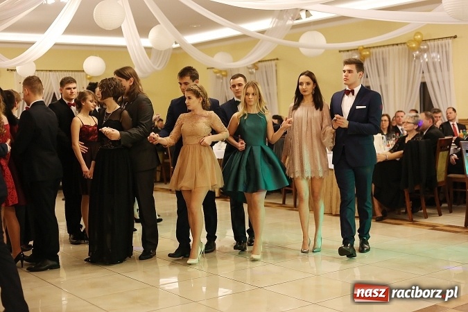 Zdjęcie w galerii na portalu naszraciborz.pl: Tak się bawi raciborski Mechanik! Trzy klasy na balu maturalnym w Pogrzebieniu FOTO i WIDEO wiadomości z regionu