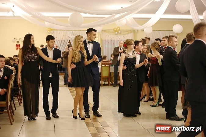 Zdjęcie w galerii na portalu naszraciborz.pl: Tak się bawi raciborski Mechanik! Trzy klasy na balu maturalnym w Pogrzebieniu FOTO i WIDEO wiadomości z regionu